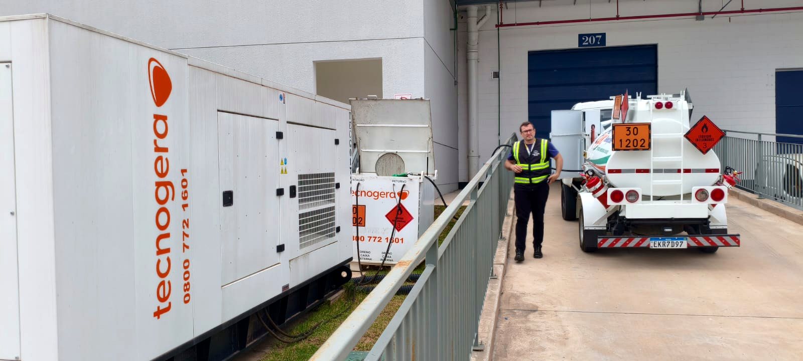 Caminhão-tanque da CLK abastecendo gerador instalado ao lado de galpão logístico