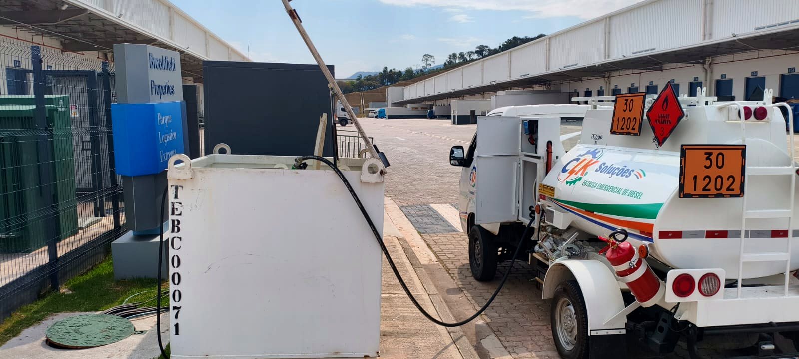 Caminhão-tanque da CLK Soluções em pátio de parque logístico em Extrema com geradores ao fundo