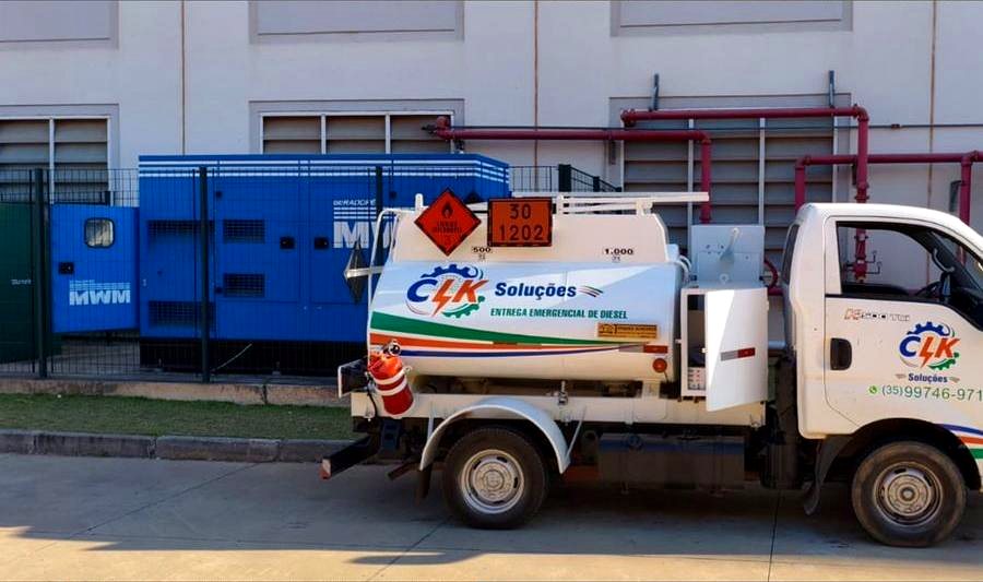 Caminhão-tanque da CLK Soluções posicionado ao lado de geradores MWM em área industrial