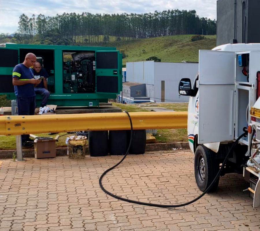 Equipe da CLK Soluções realizando o abastecimento de um gerador de energia