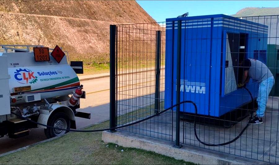 Técnico da CLK Soluções conectando a mangueira do caminhão-tanque a um gerador MWM